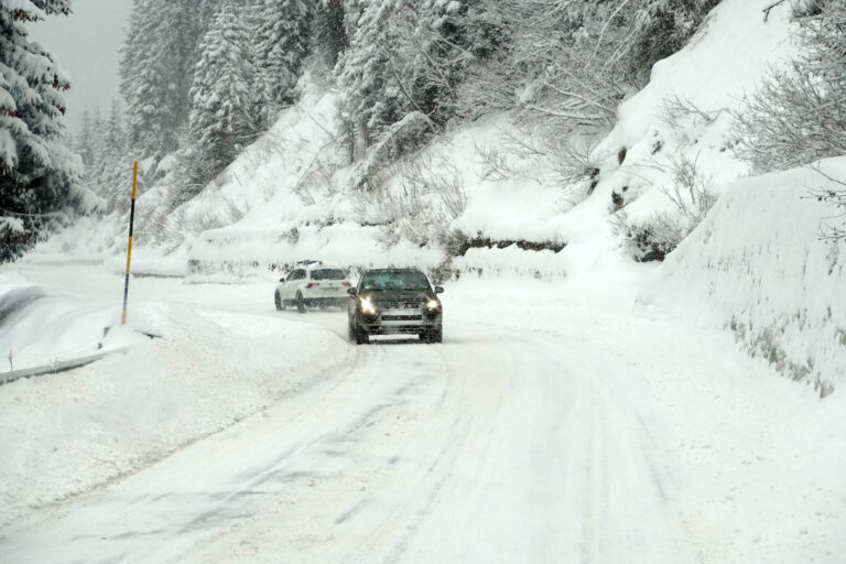 Car-stuck-in-snow-Effective-ways-to-get-your-car-out-of-it