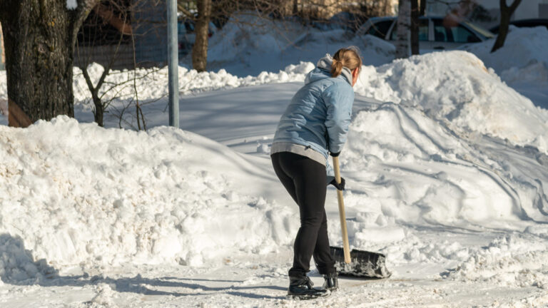 Difference-Between-Sand-Kitty-Litter-And-Walk-On-Ice