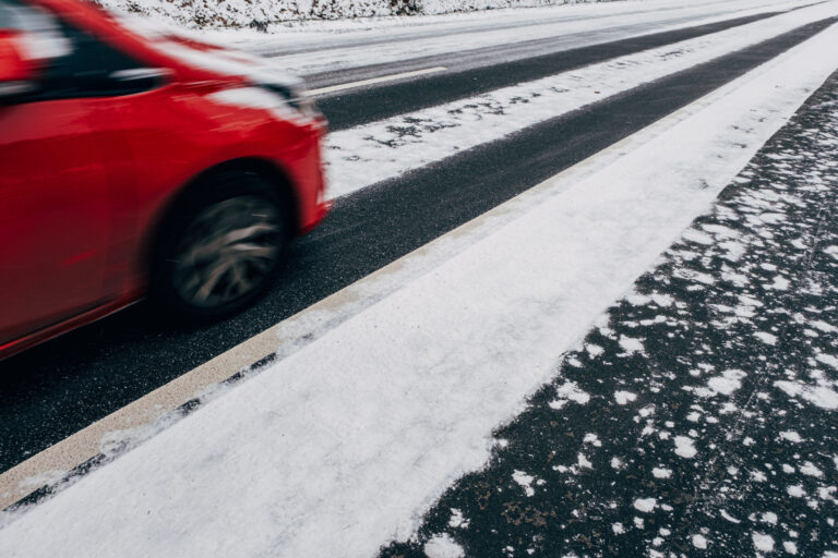 Driving-On-Black-Ice-Tips-In-Winter-How-To-Drive-On-Black-Ice